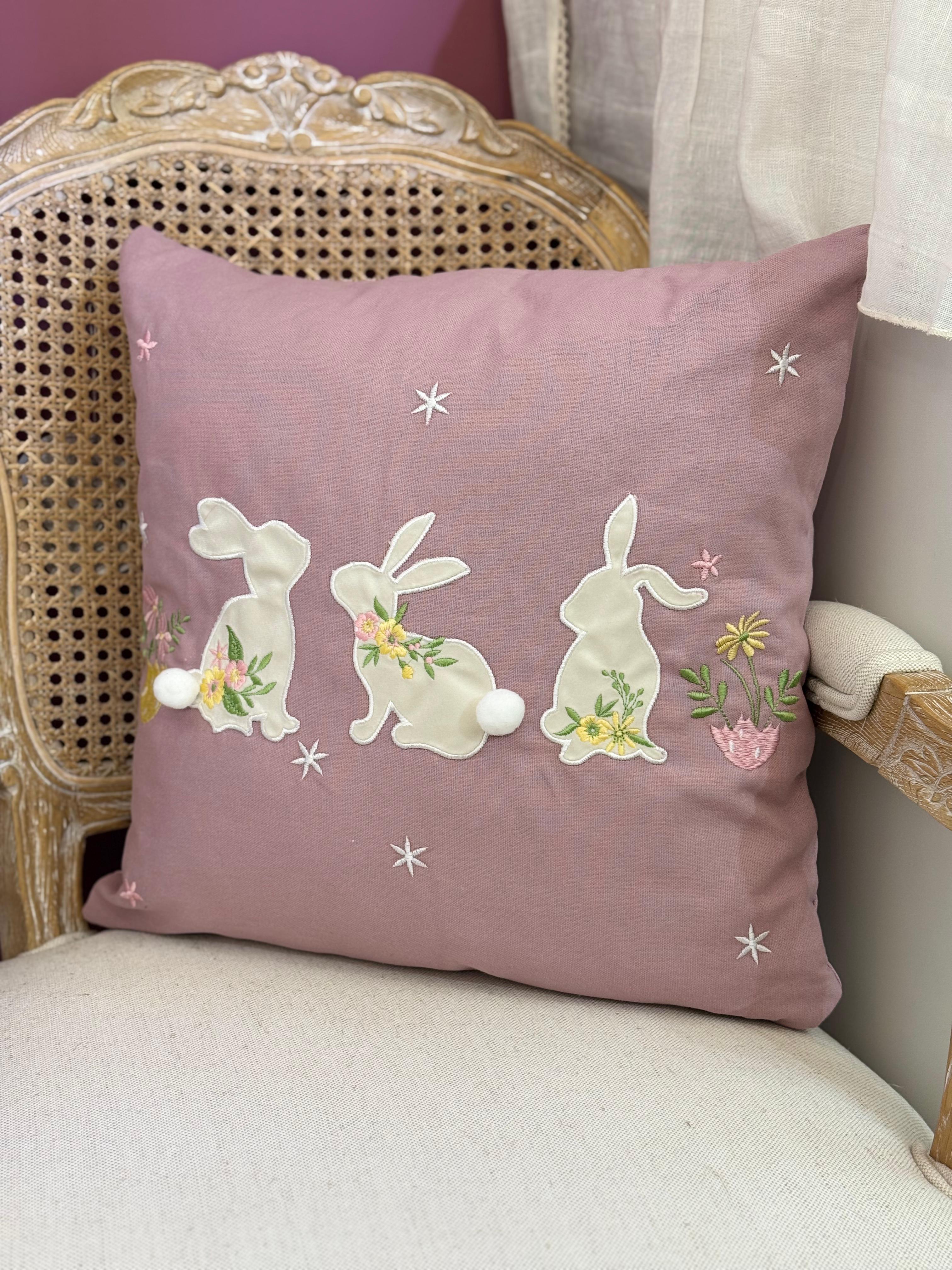 Cuscino rosa in panama c/3 conigli ricamati collezione